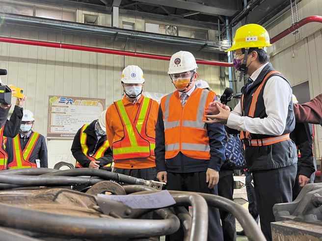 台鐵車輛近期頻故障，交通部長王國材在七堵站機務段視察維修作業。（本報資料照片）
