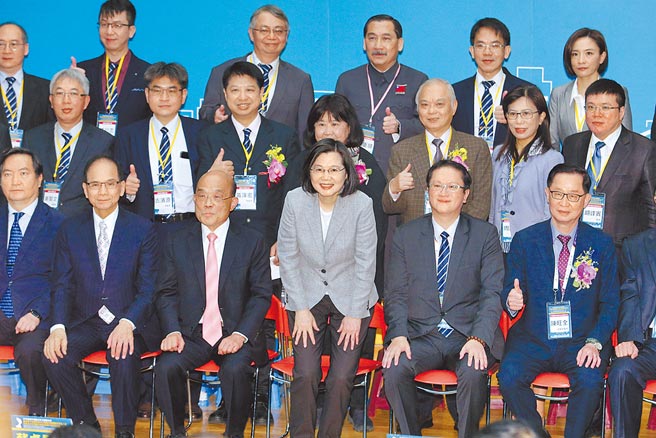 蔡英文總統（前排右三）13日出席第92屆國醫節慶祝大會暨2022國際中醫藥臨床學術大會開幕式，蔡總統致詞時肯定中醫界發揮「中醫 can help」的精神，讓世界看見台灣在中醫藥領域的實力。（黃世麒攝）