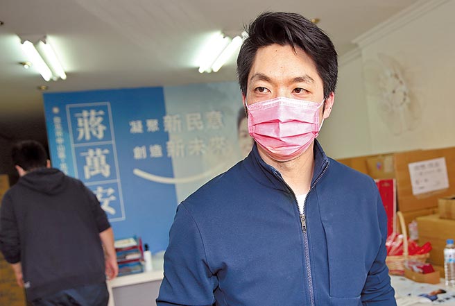 国民党立委蒋万安13日受访表示，希望外界少一点政治口水，多关心社会大眾真正在乎的事，执政党民意代表不要只在乎阁揆的面子。（陈君玮摄）