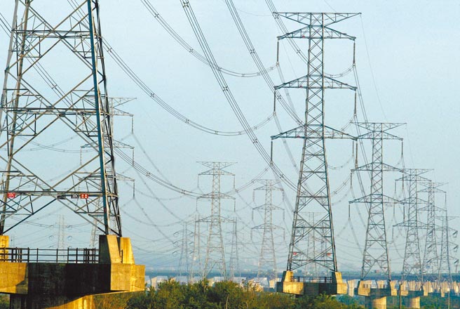 全台大停電，檢討聲浪四起，環團強調問題出在備載容量不足，不是只有電網韌性而已。（本報資料照片）