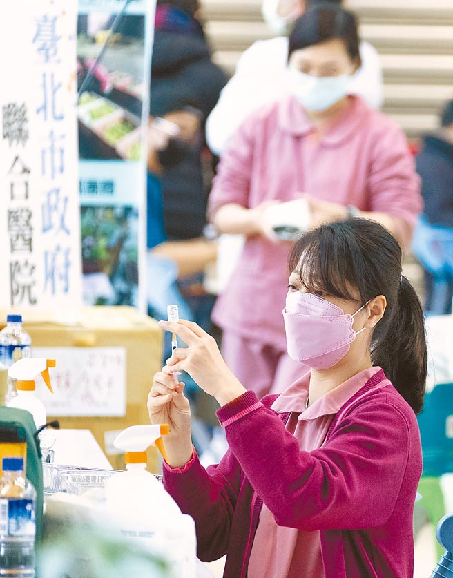 卫福部传染病防治谘询会预防接种组（ACIP）最快24日当天就会开会决议，5至11岁及12至17岁两族群是否接种疫苗及接种品牌。图为医护人员专注抽取药剂。（本报资料照片）