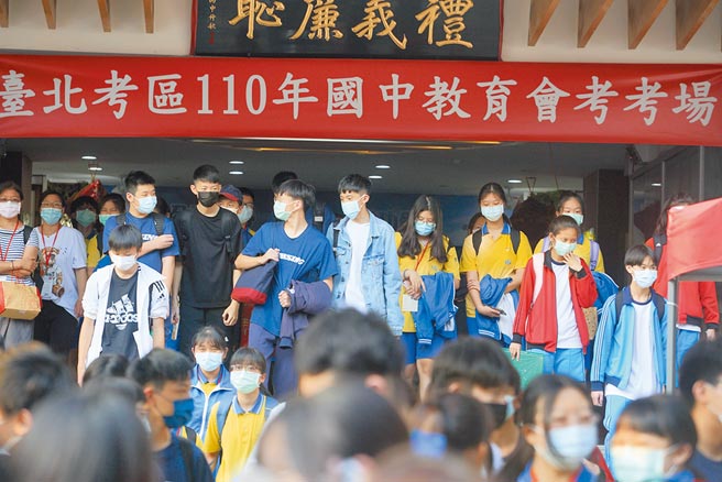 今年国中教育会考总报名人数计19万9318人，比去年的20万2547人少了3229人，首度跌破20万人。（本报资料照片）