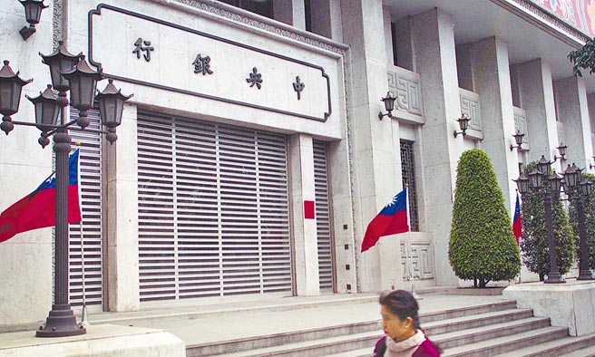 中央银行业务报告首度提及，这波油价上涨增加通膨率0.5～0.7个百分点、全年GDP则下降0.3～0.4个百分点，对台湾经济影响相对温和，货币政策仍保有灵活运用的空间，为后续升息「加量加速」埋下伏笔。（本报资料照片）