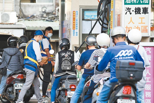 國際原油價格震盪，國內油價連五漲！中油宣布今起汽、柴油各漲0.3元，95無鉛汽油衝上七年半新高，每公升達33.1元。昨日加油站湧入民眾加油省荷包。（圖文：陳俊吉）
