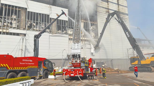 美福仓储10日晚间火警后持续闷烧逾3天，业者调来「大钢牙」驰援。（消防局提供／蔡依珍桃园传真）