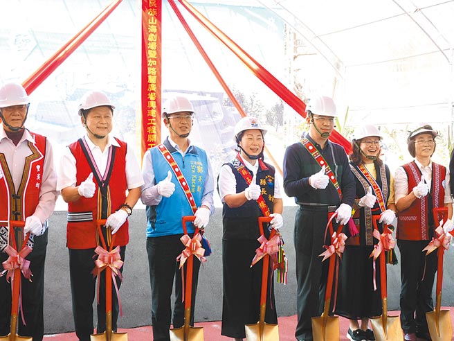 花蓮縣「原住民族山海劇場暨加路蘭廣場」昨開工動土（見圖），預計2024年完工，未來將成花蓮觀光重要新地標。（羅亦晽攝）