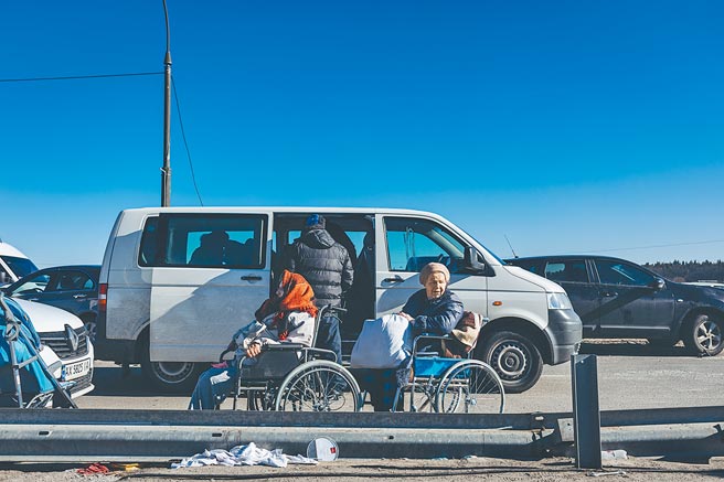 图为3月11日，两名老人在乌克兰基辅的伊尔平等待撤离。（新华社）