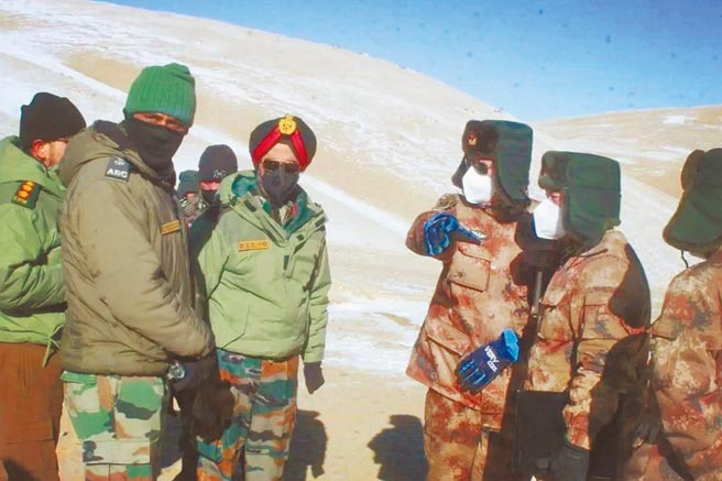 中印日前举行第15轮军长级会谈。图为中印边境双方军事将领互动。（摘自印度国防部）