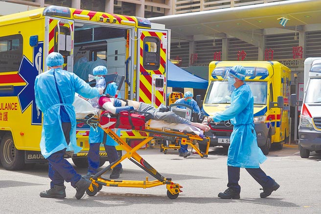 香港疫情居高不下，總染疫死亡人數甚至超過了武漢。圖為13日一位插管重症新冠病患被送至香港伊利沙伯醫院。（中新社）