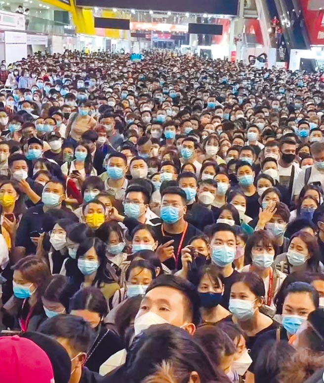 大陆多地疫情反弹，纷纷加强防疫措施。图为11日广州广交会馆因传出有人确诊而临时封闭，近5万人滞留馆内，进行普筛。（摘自微博深圳地方人）