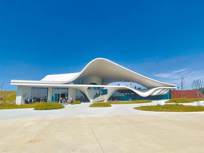 永安海螺文化体验园区纯白建筑造型外观吸睛。（吕筱蝉摄）