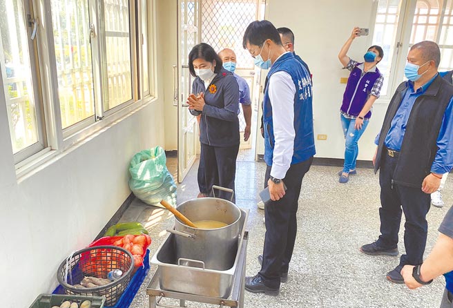 雲林縣長青食堂是目前老人最熱門的去處，縣長張麗善（左一）巡視二崙鄉老人會的供餐設備。（周麗蘭攝）
