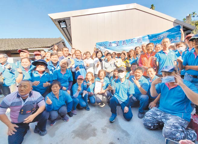台湾希望义工团发动230人次义工帮古坑乡桂林村经济弱势的吴家完成便利屋，13日交屋送给吴家人，全体留下此行最后一张合照。（周丽兰摄）