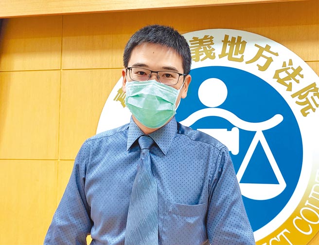 嘉义地方法院13日重开羁押庭，裁定市议员戴寧羁押禁见，地院法官兼发言人洪裕翔出面说明裁定理由。（张亦惠摄）