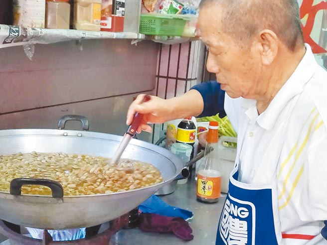 高雄市水珍伯长期关怀小港区弱势族群，提供免费素食便当。（翻摄水珍伯爱心餐脸书／洪靖宜高雄传真）