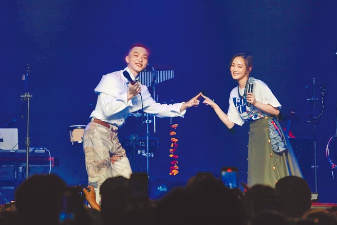 傻子与白痴高雄演唱会，邀王净（右）当嘉宾。（相信音乐提供）