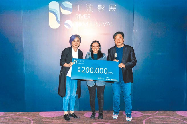 比漾广场副总普美玉（左起）、本届首奖得主《这个比较甜》导演王姝妍、知名导演瞿友寧。（石智中摄）