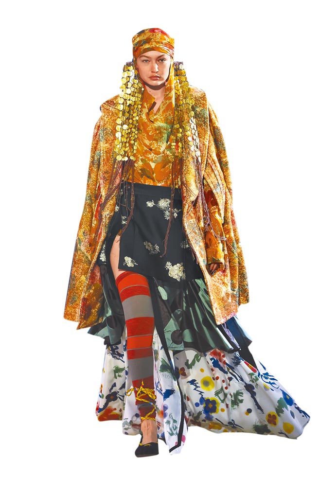 Gigi Hadid一身宛如吉普赛人守护神形象，让人印象深刻。（Vivienne Westwood提供）