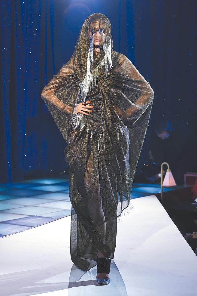 一袭黑纱颇有宗教殉道者形象。（Vivienne Westwood提供）