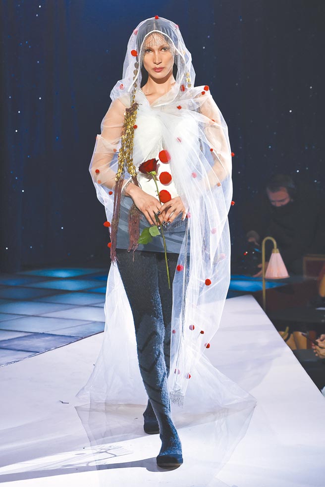 Bella Hadid的甜美叛逆白纱为秀场掀起轰动。（Vivienne Westwood提供）