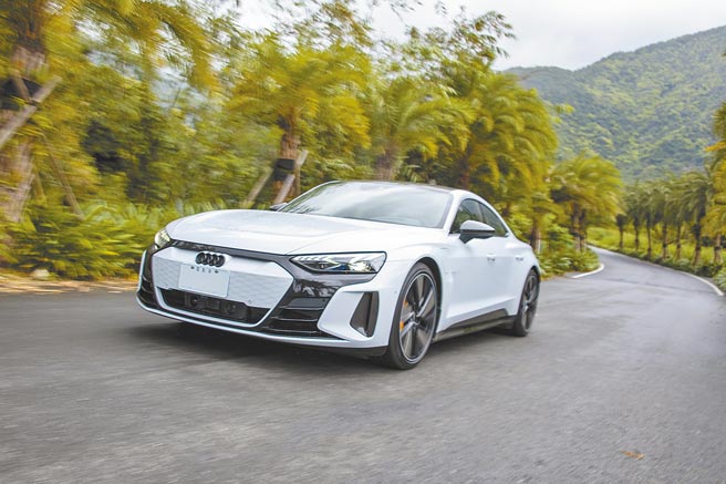 Audi RS e-tron GT擁有如性能超跑般的操駕感受，試駕車更選配多項外觀套件，黑白相襯，格外帥氣。（陳大任攝）