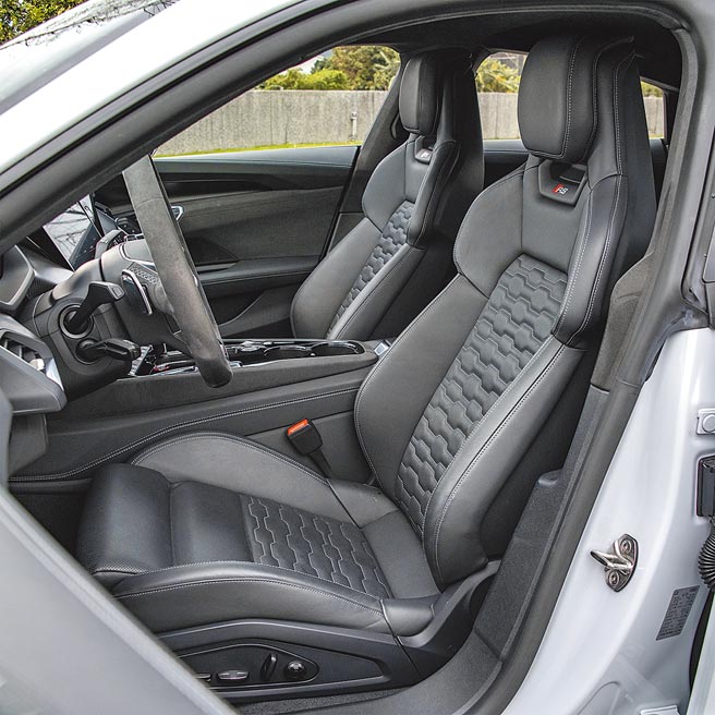 雙前座椅具備18向電動調整功能。（陳大任攝）