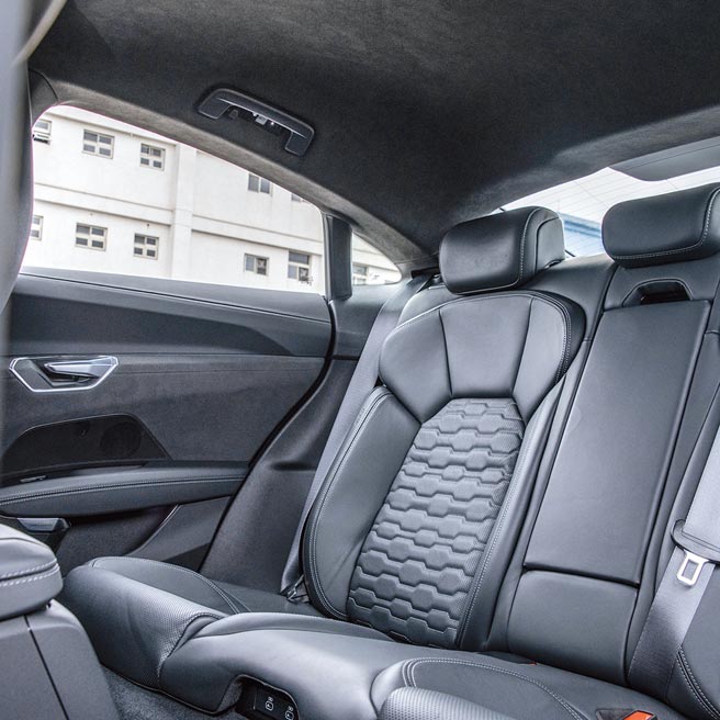 選配黑色Dinamica頂蓬，10.6萬元。（陳大任攝）