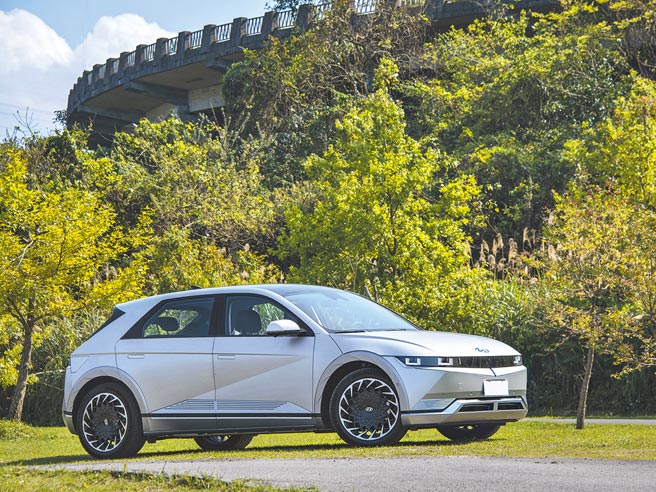 HYUNDAI IONIQ 5採用Sensuous Sportiness設計語彙以及Parametric Pixels參數化設計，模擬出立體線條、表面、角度以及形狀，完成極具未來感的造型。（陳大任攝）