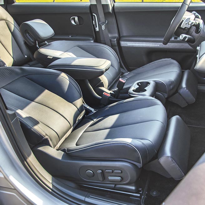 同級唯一12向雙前座全傾倒電動座椅。（陳大任攝）