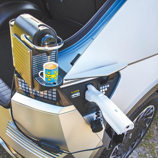 V2L外接供電功能，可接一般小家電。（陳大任攝）