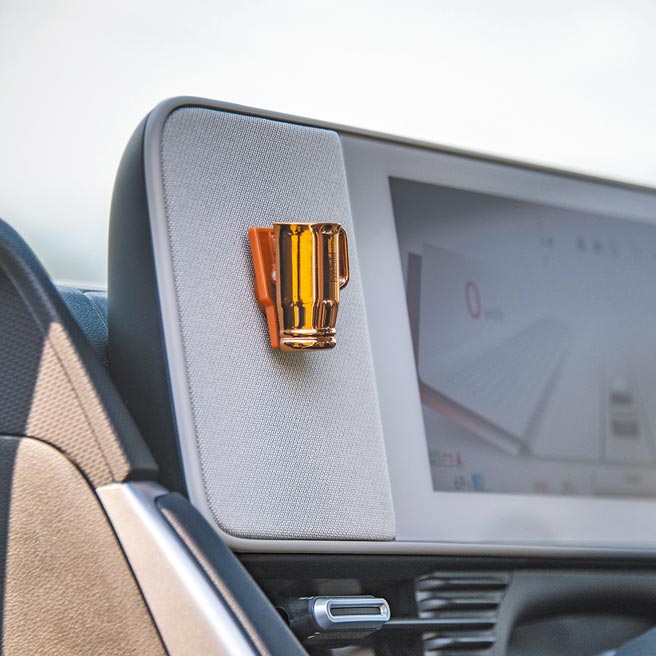 磁吸式儀表面板。（陳大任攝）