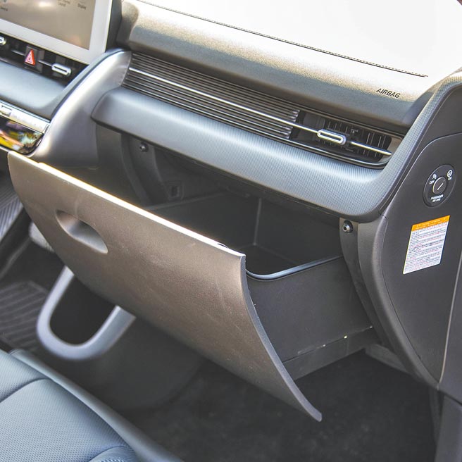 平開式置物空間。（陳大任攝）