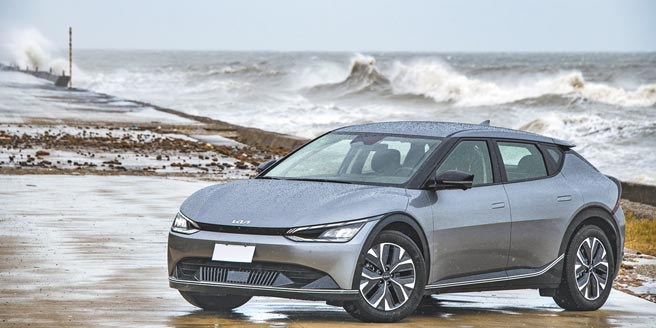 同場加映／Kia EV6勇奪歐洲年度風雲車Kia EV6（見圖）以優異的產品實力與創新前瞻科技擊敗眾多豪華品牌，勇奪2022歐洲年度風雲車。Kia總代理台灣森那美起亞即日起開放預售，將提供Light標準版154.9萬元、Air標準版168.9萬元、Air增程版179.9萬元及GT-line e-AWD增程版199.9萬元等4個車型選擇，限量300台。（陳大任）