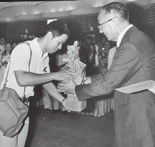 古蒙仁获第一届时报文学奖的报导文学奖。（本报资料照片）