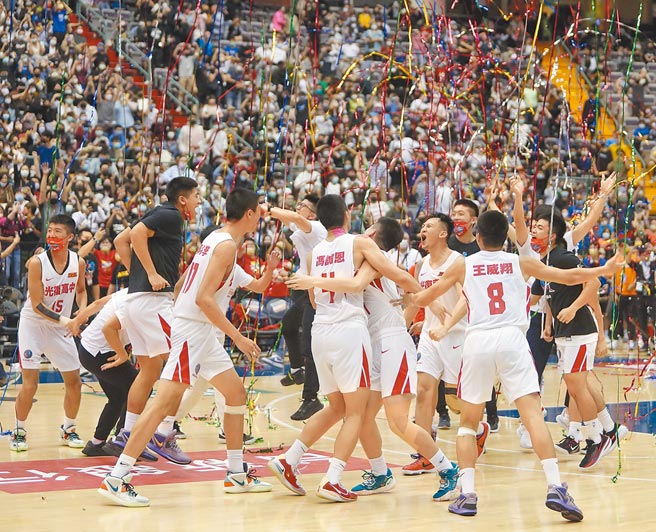 光復高中全體球員衝入場中慶祝校史首座HBL冠軍。（陳怡誠攝）