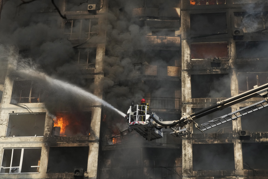 俄军砲轰乌克兰首都基辅，重创公寓大楼，消防人员15日正致力灌救。（美联社）(photo:ChinaTimes)
