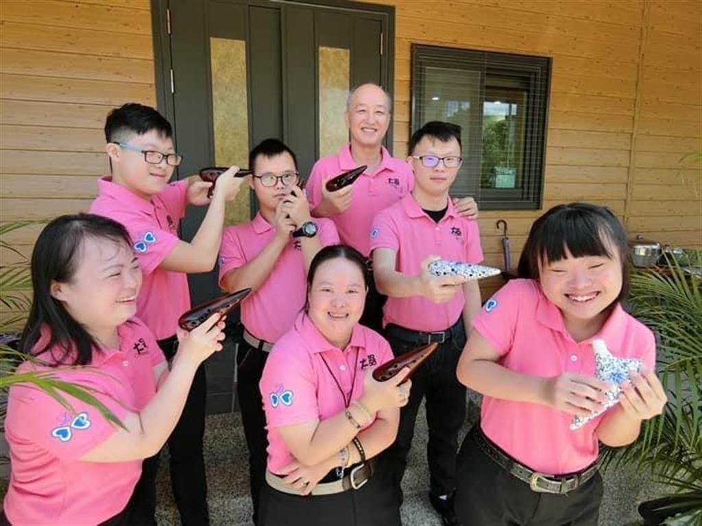 「帶著陶笛疫起旅行—全球第一個唐寶寶樂團兩岸首場音樂會義演傳愛」將於19日晚上19時於葫蘆墩文化中心演藝廳登場。圖為唐寶寶大器樂團。（周大觀文教基金會提供）