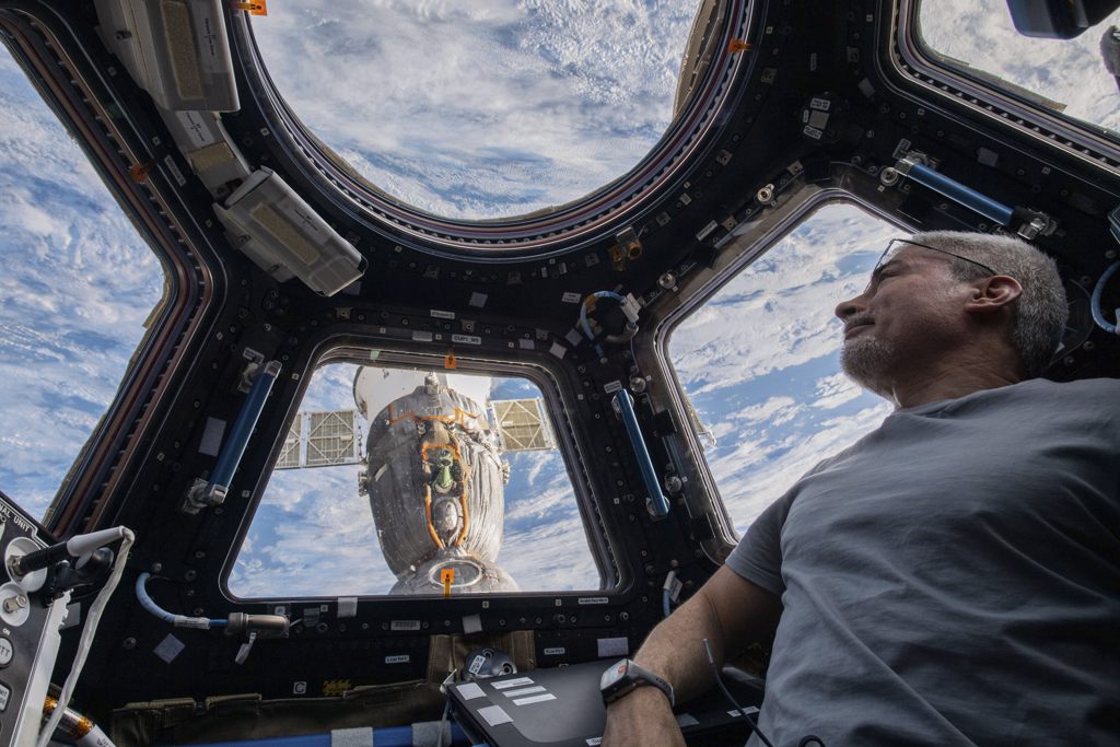 美国太空人范德海（Mark Vande Hei）2月4日从国际太空站内透过窗户，眺望地球的神情。（美联社/ NASA）(photo:ChinaTimes)