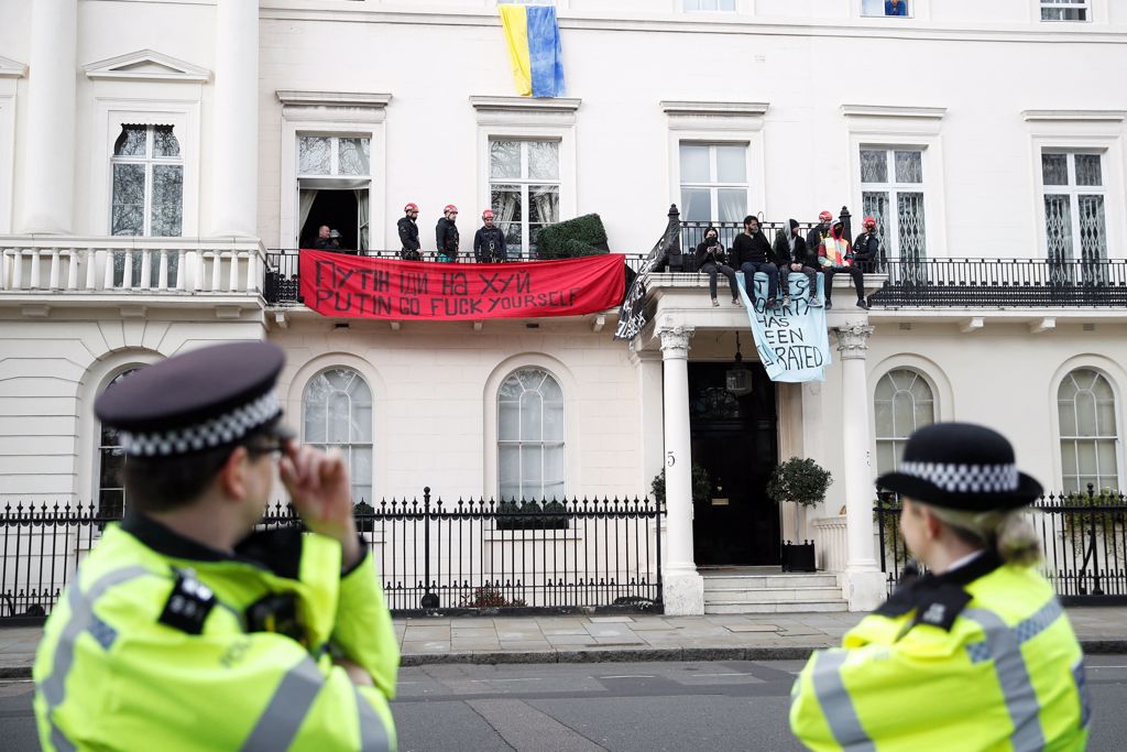 四名示威者于14日凌晨1点左右闯入，在阳台挂满乌克兰国旗，还有写上辱骂普丁字眼的旗帜。图/路透社(photo:ChinaTimes)