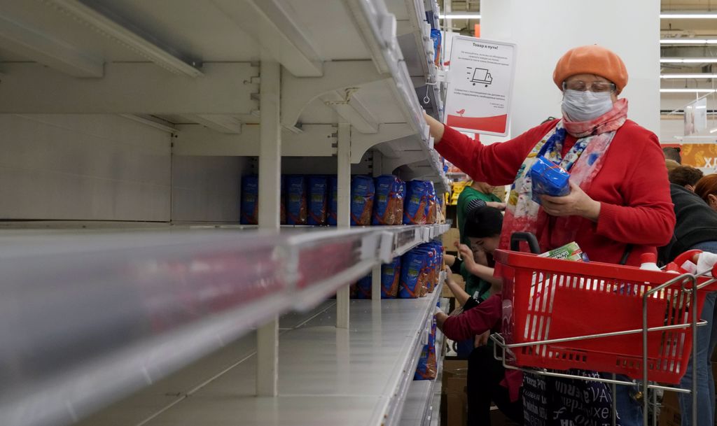 近期社交平台流出一段画面，俄罗斯人民在超市疯抢食物，还因此发生口角，货架上商品全被一扫而空。资料照/路透社(photo:ChinaTimes)