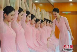 杭州300名空服員「腿夾紙、頭頂書」接受亞運禮賓培訓