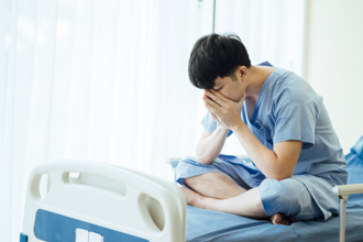21歲男大生作息正常 發燒卻是惡性腎臟瘤 3症狀別輕忽