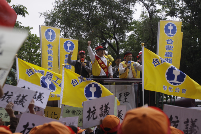 台铁工会提出工会版台铁公司条例草案，与交通部经过行政院通过的版本有12条不同，工会认为交通部未沟通协商，决定23日前往立法院陈情。图为台铁工会2020年抗议班表更改，减低员工收入。（图／台铁提供）