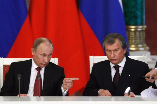 受制裁的普丁亲信中最神秘也可能是影响力最大的是伊果．谢钦（右），资产数额不明，欧盟称他是普丁「最信任，最亲密的顾问与好友」。（图／路透）