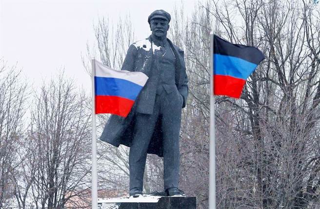 在開戰之前，普丁在「大俄羅斯」的思維下，他在俄烏衝突中進行軍事手段的「干預」，其實就跟1999年時北約對科索沃所做的事情是一樣的。圖為頓內茨克市升起俄羅斯國旗的畫面。（圖／美聯社）