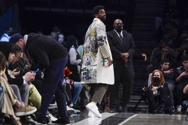 籃網後衛穿便服在觀眾席看比賽。（美聯社資料照）