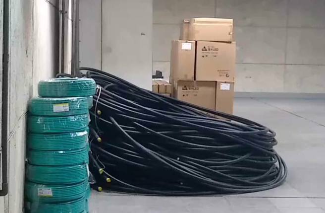 桃机311大停电锁定2工人破坏，剪断电缆油压剪丢现场。(翻摄画面)