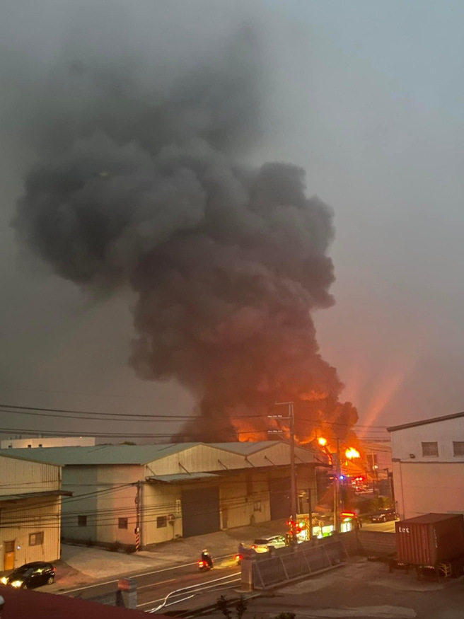 家乐福仓储才烧完，邻近幼狮工业区又一铁皮仓库大火浓烟窜天。(记者爆料网)