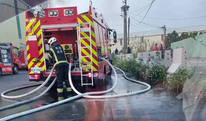 家乐福仓储才烧完，幼狮工业区邻近又一铁皮仓库大火浓烟窜天。(记者爆料网提供)