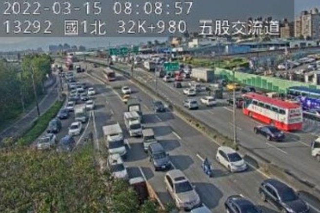 国1北上五股交流道5车连环撞 车流一度回堵2公里。(翻摄国道高速公路局)